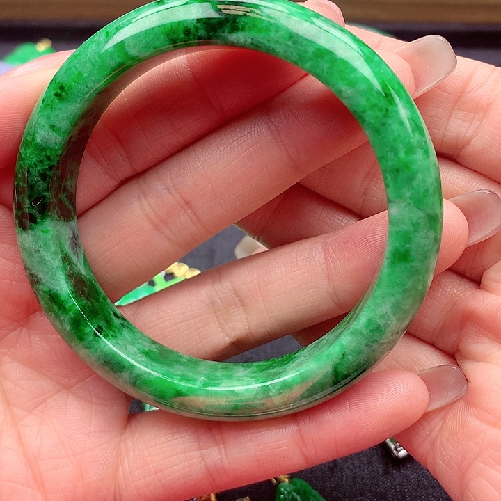 翡翠手镯未镶嵌翡翠