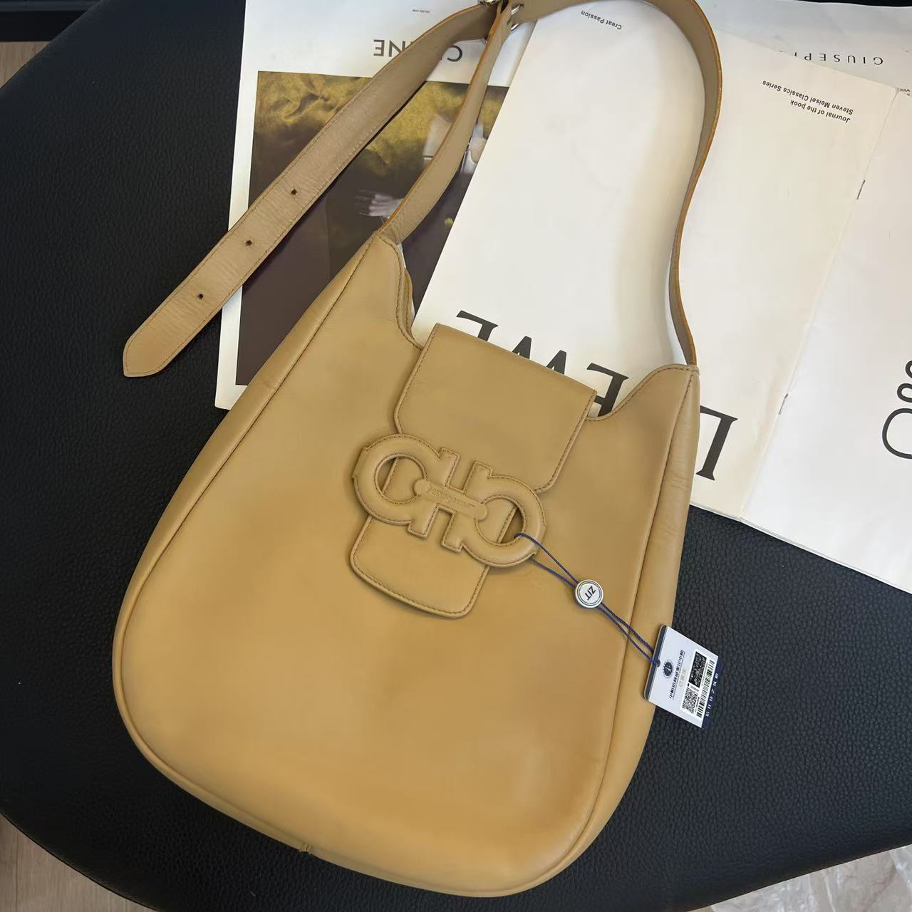 95新 FERRAGAMO/菲拉格慕 大麦中古/菲拉格慕卡其色单肩腋下包/