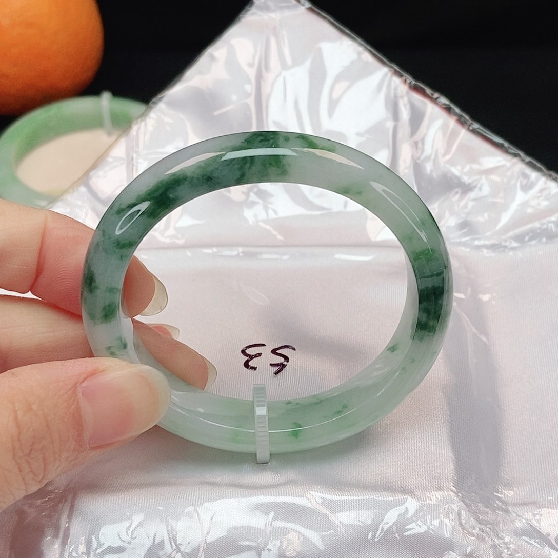 翡翠手镯未镶嵌贵妃