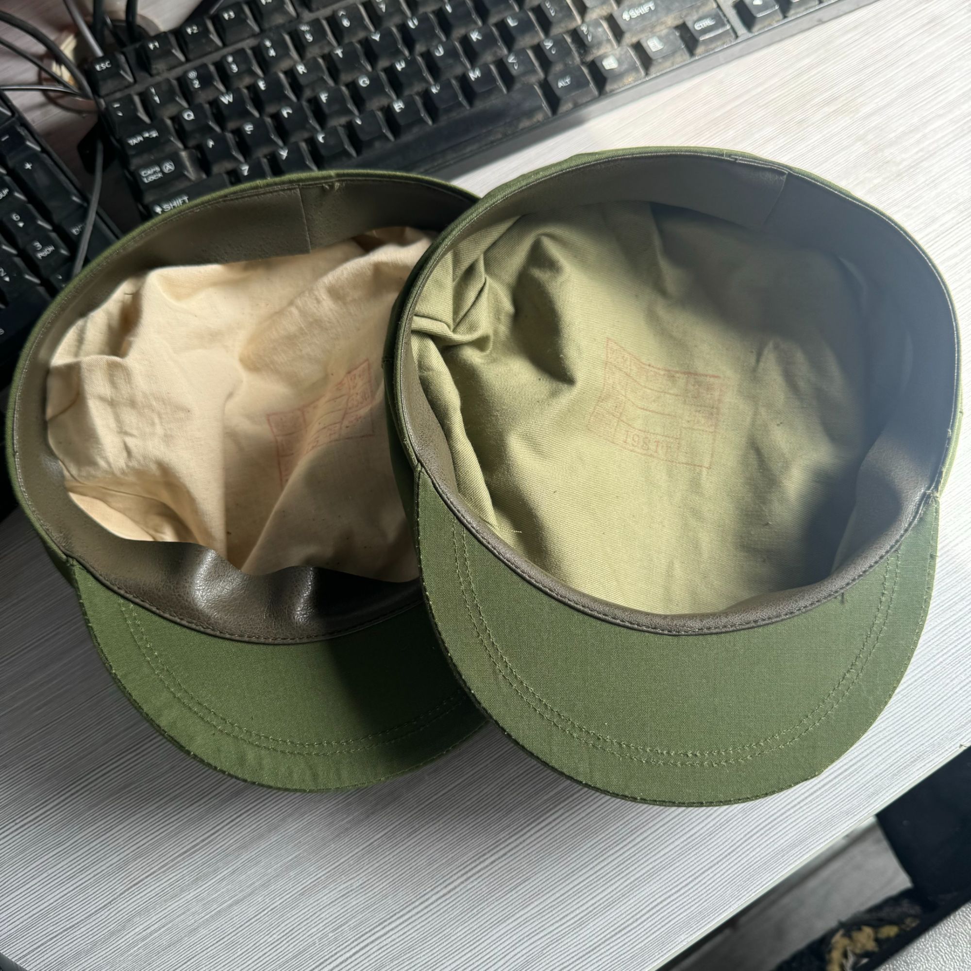 库存绿色的确良帽白色衬里 绿色衬里