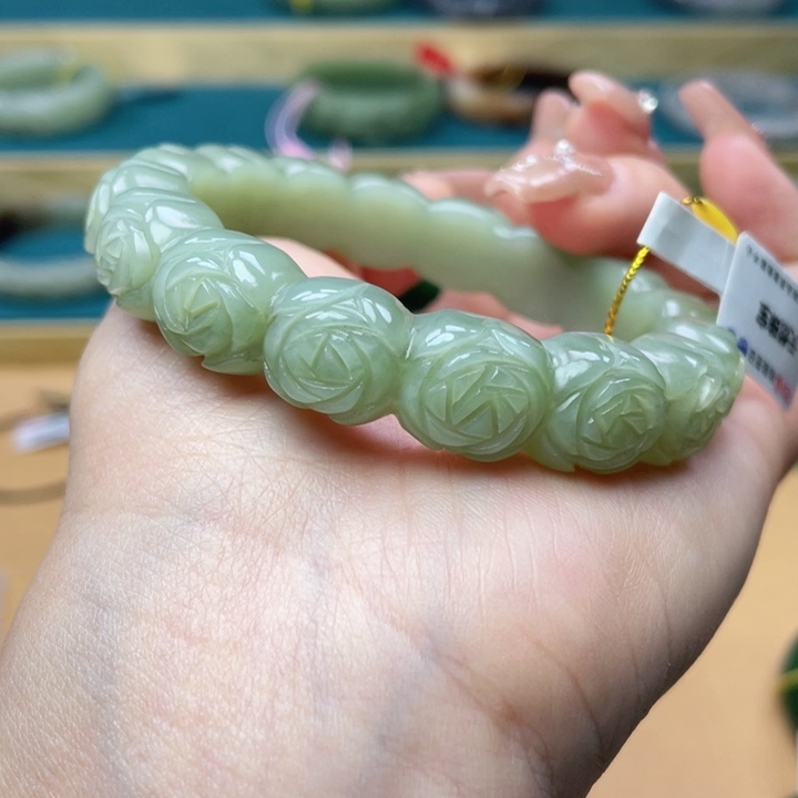 和田玉手镯57圈口。编号70未镶嵌