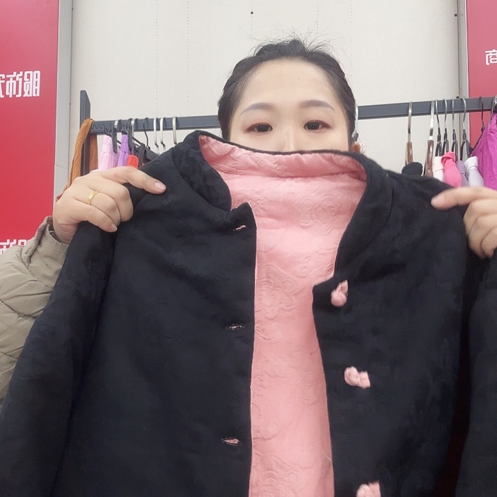 同***城黑色棉服瑕疵不退换