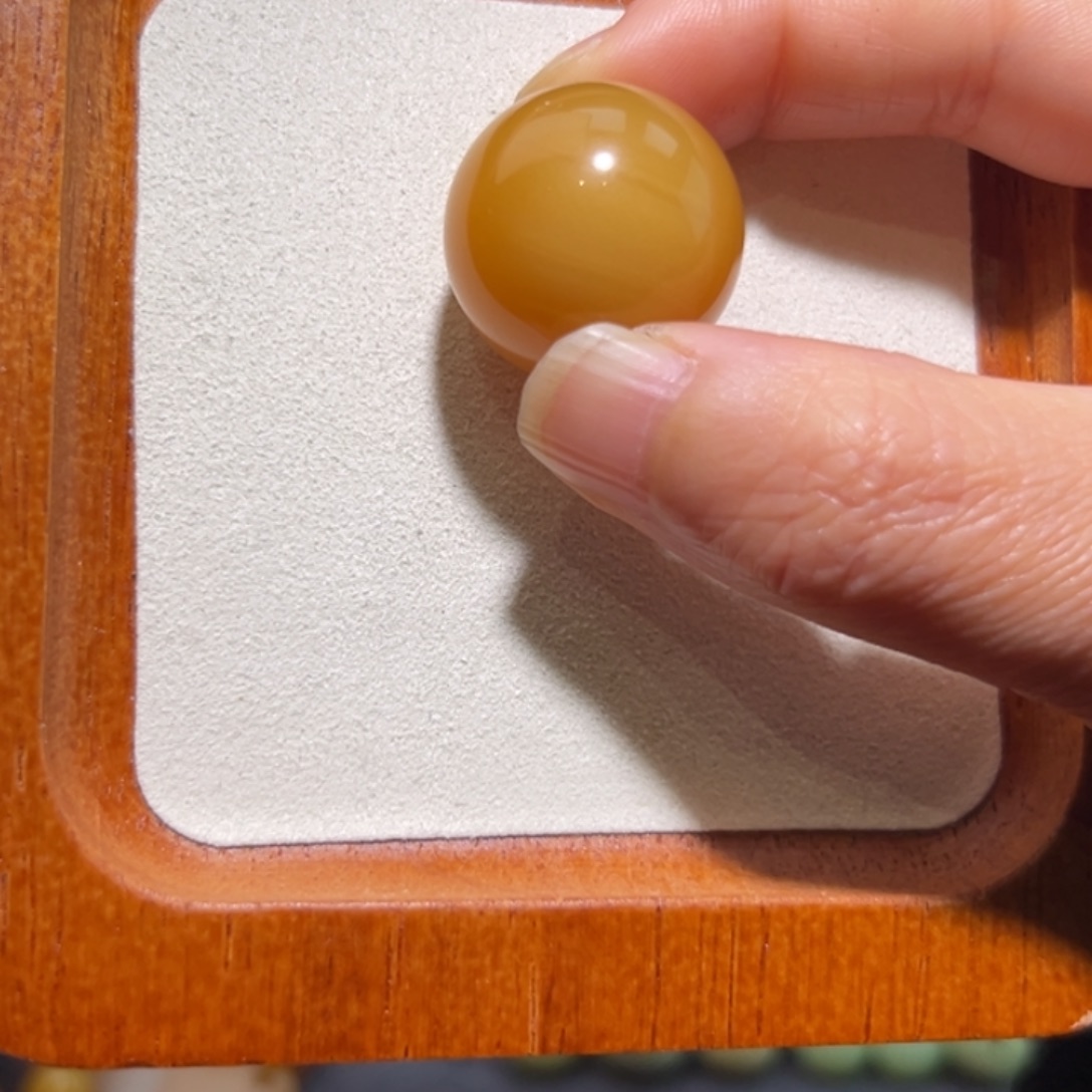 思***考石英质玉（缅黄）未镶嵌圆珠卡22有包容