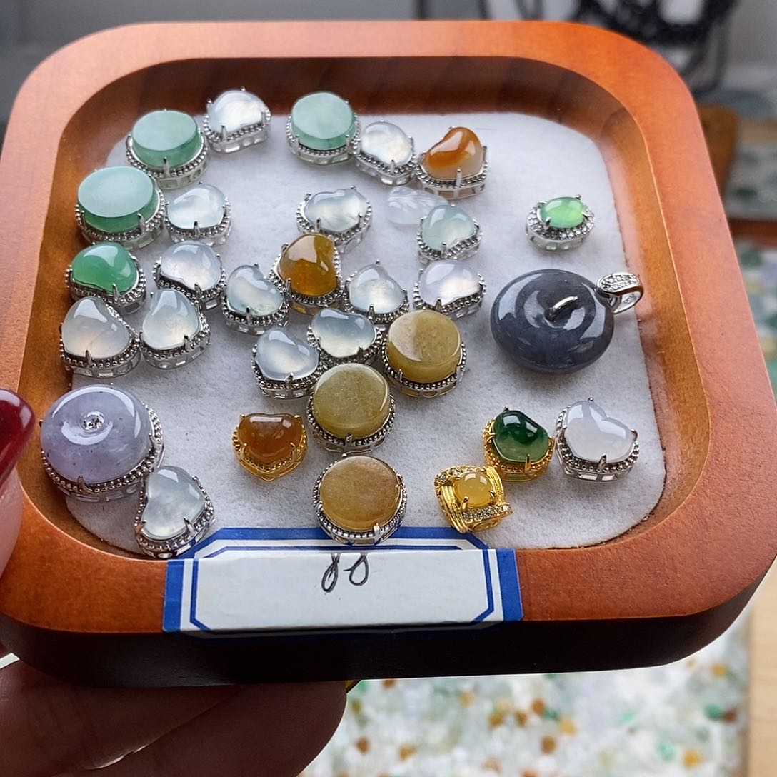 翡翠颈饰未镶嵌潘