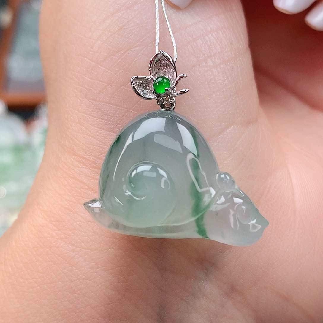 颈饰18K金镶嵌翡翠蜗牛