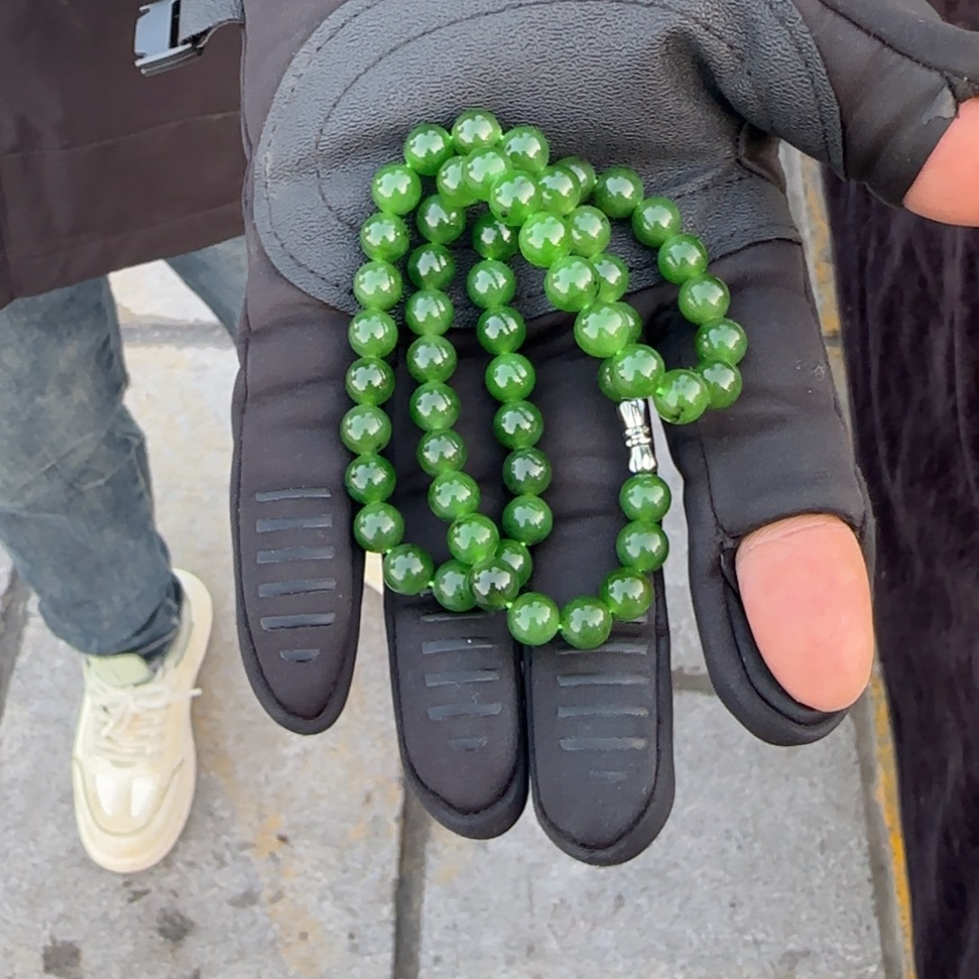 和田玉未镶嵌颈饰卡八老鹅料带红皮