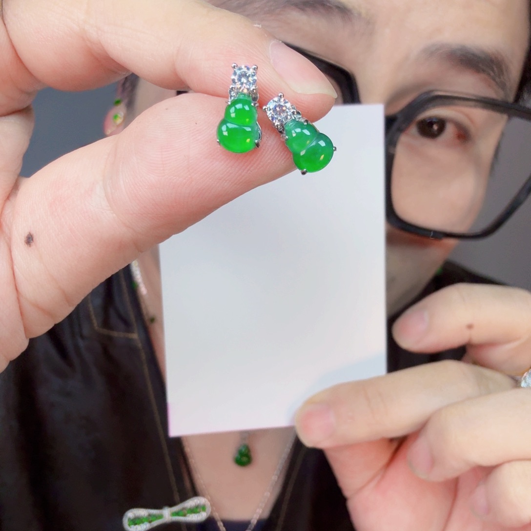 翡翠未镶嵌颈饰一对