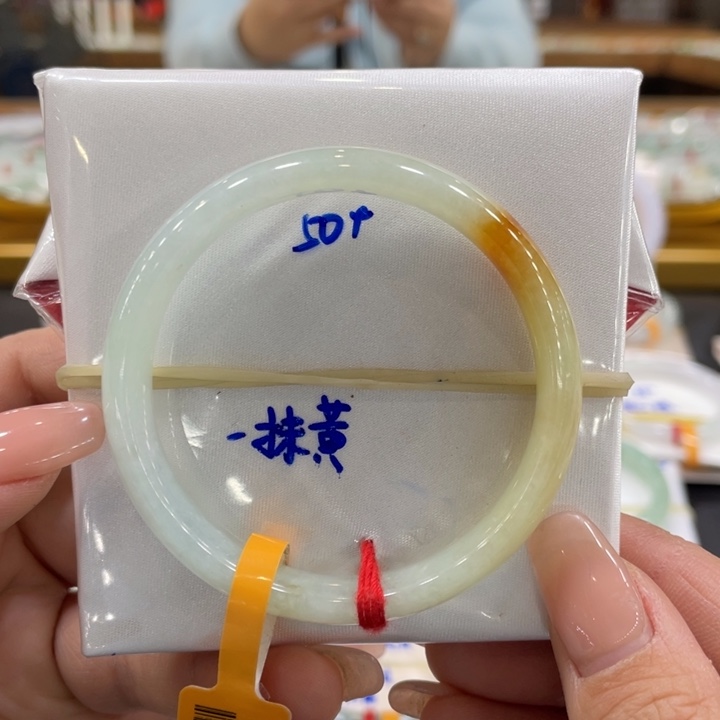 翡翠手镯未镶嵌翡翠