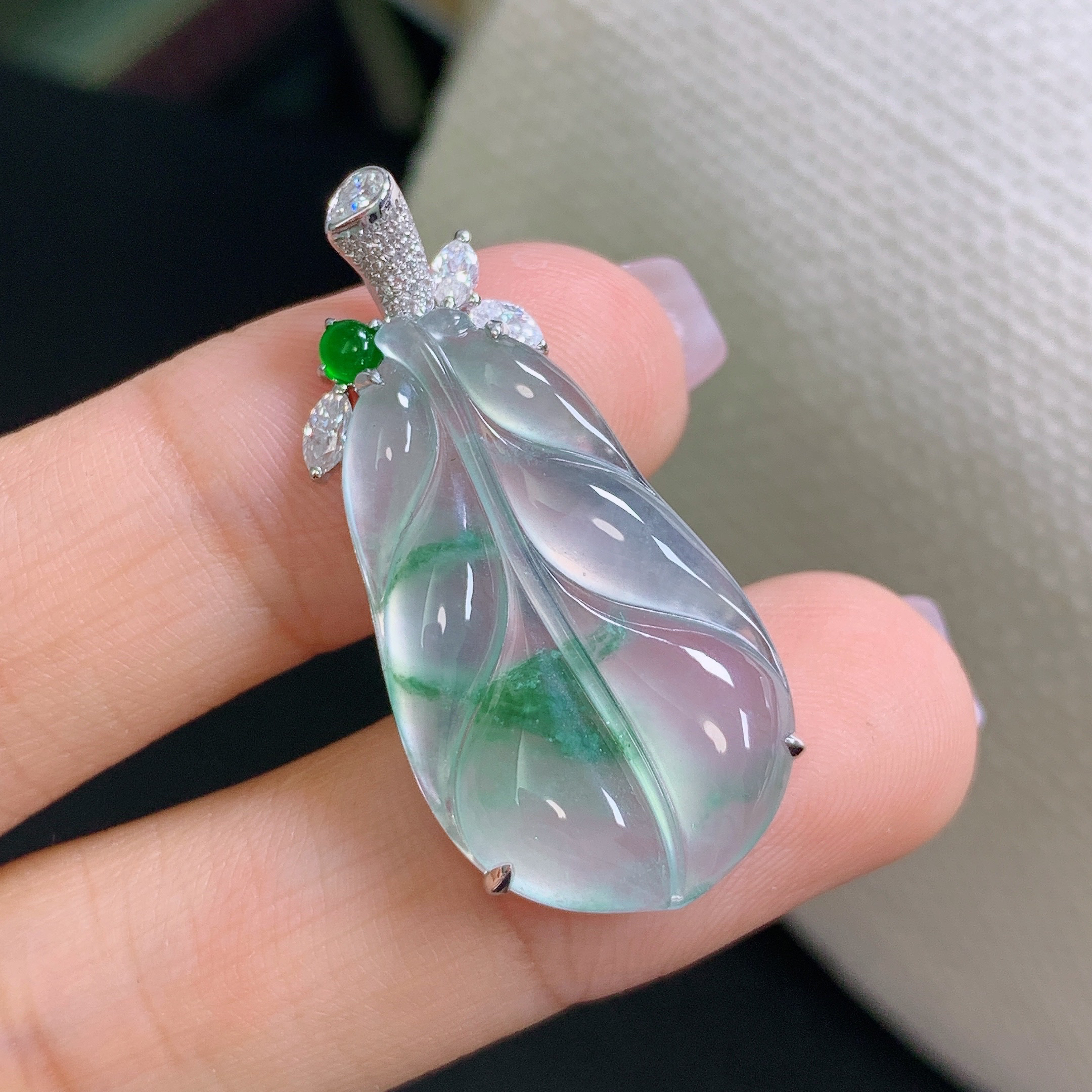 缅甸天然A货翡翠镶嵌18k金高冰飘绿花叶子吊坠33.4*15.8*5