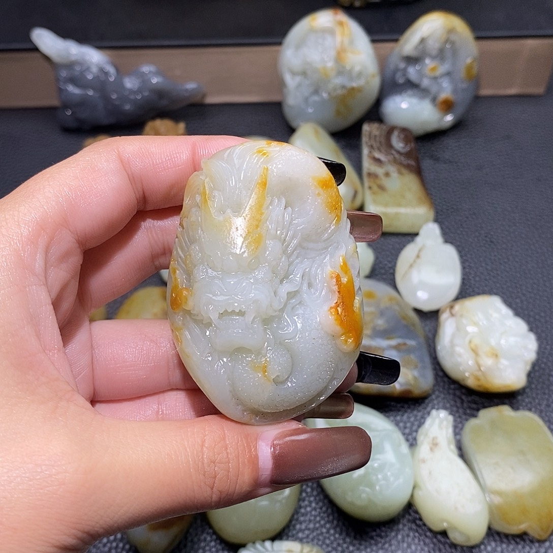 武***穆和田玉未镶嵌颈饰