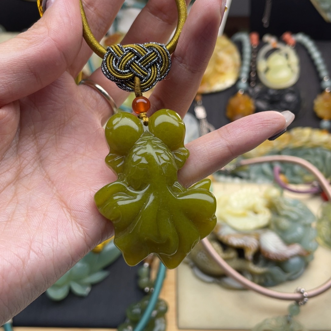 蛇纹石玉颈饰未镶嵌