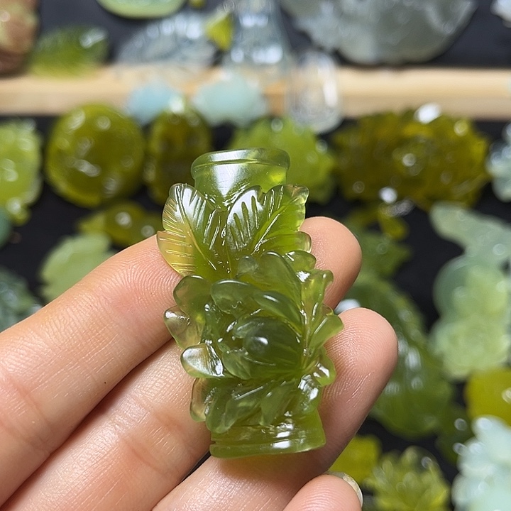 ****)蛇纹石玉未镶嵌颈饰