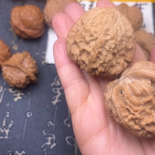 乔***e文玩核桃吊坠暴雪