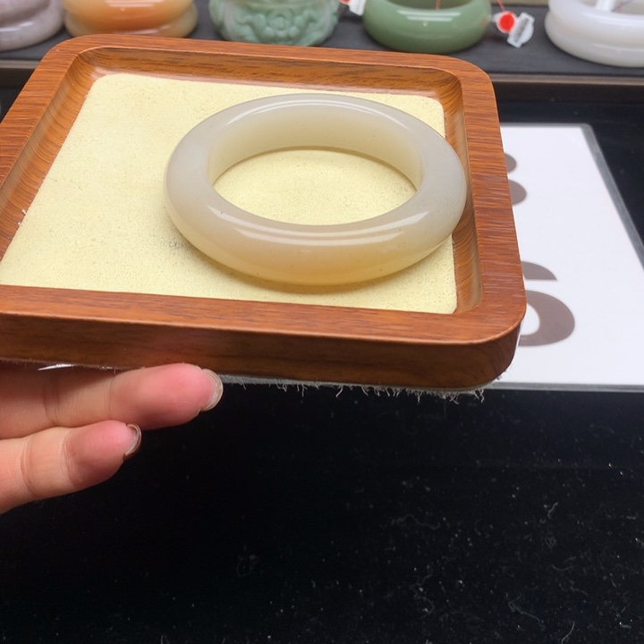 未镶嵌手镯石英质玉