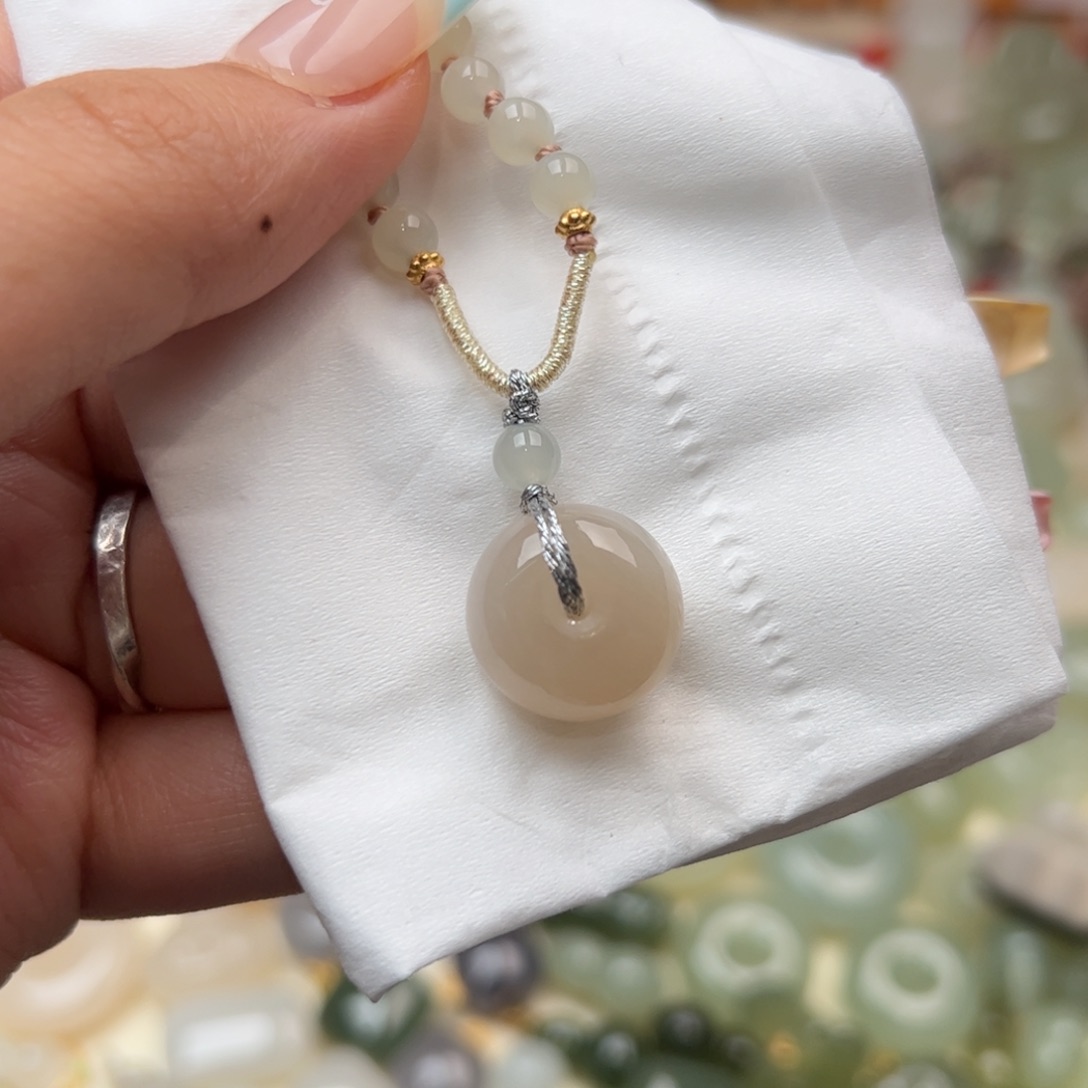 和田玉颈饰未镶嵌明****?