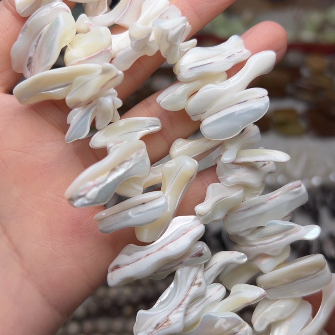 玛瑙/玉髓合金珠宝半成品N622。随形鱼骨长牙一条