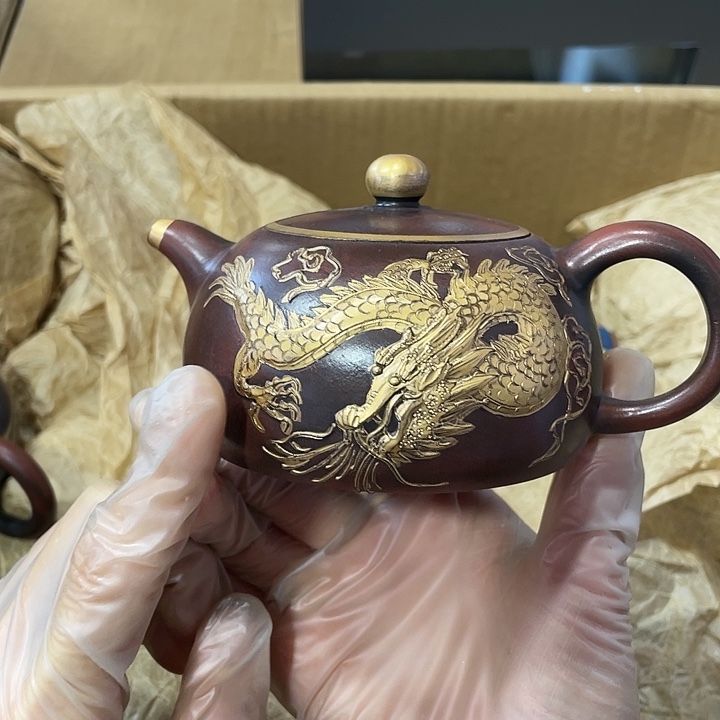 紫砂茶壶原矿泥料，手工制作的一把紫砂壶。