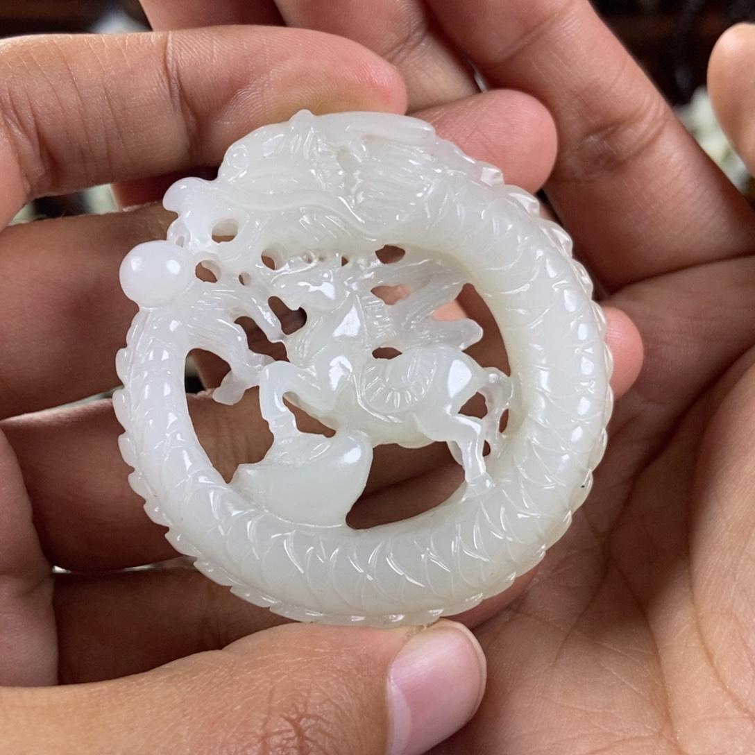 和田玉挂件未镶嵌好***。