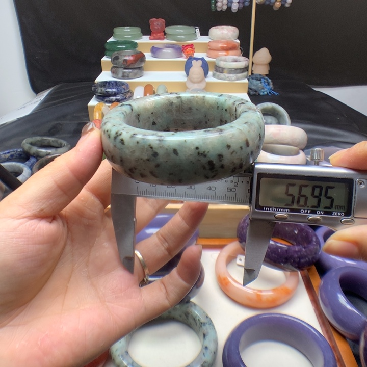 未镶嵌手镯石英质玉