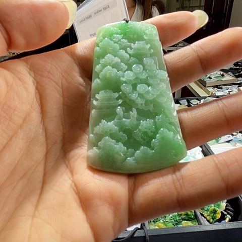 翡翠未镶嵌颈饰一个