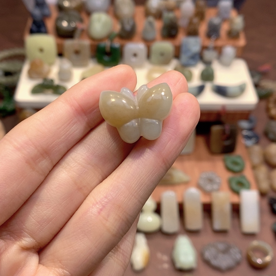 是***呀和田玉未镶嵌颈饰