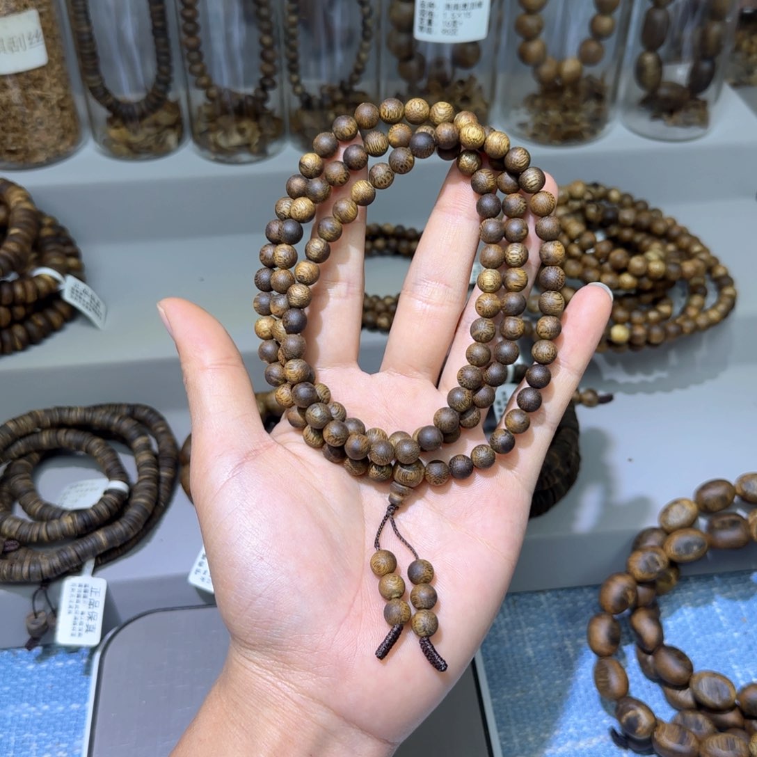 沉香手串爱****）海南白棋0.7多圈20+