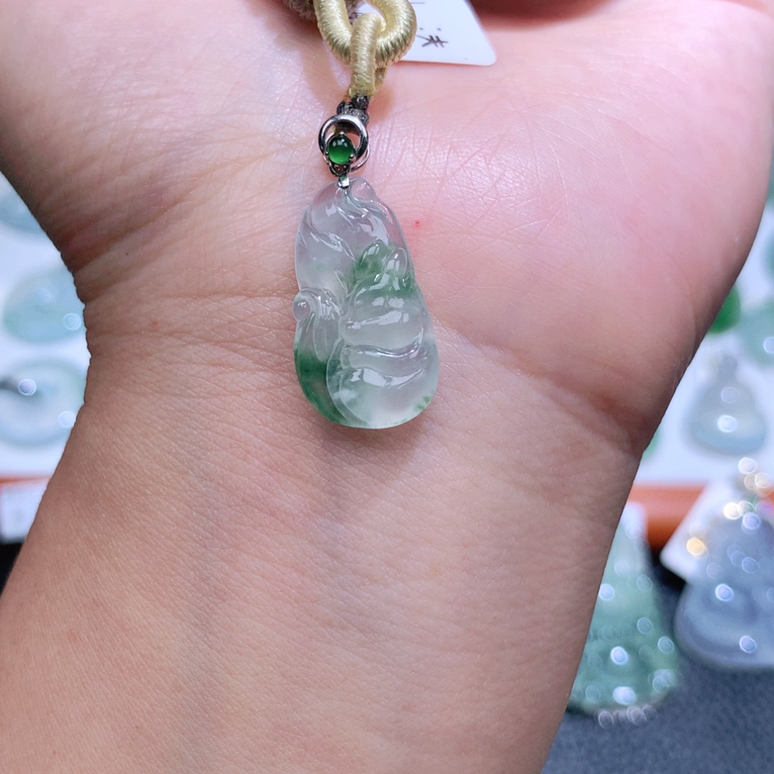 翡翠18K金镶嵌颈饰狐狸