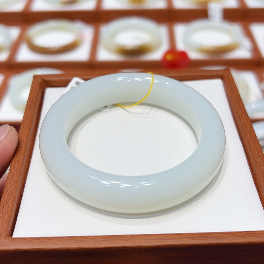 和田玉手镯未镶嵌?*