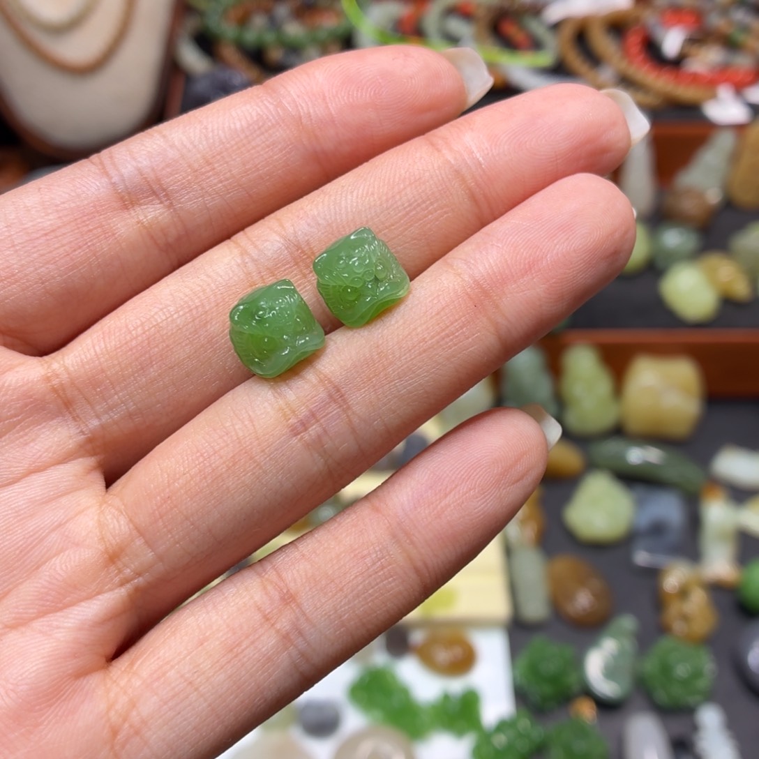 拾***、和田玉未镶嵌颈饰