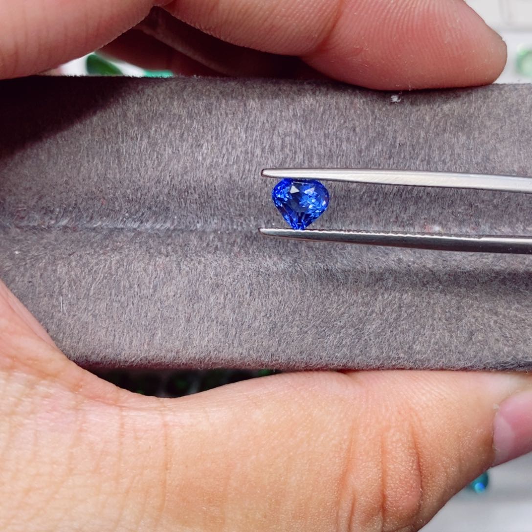 蓝宝石裸石未镶嵌皇家蓝蓝宝石98分5.2*5.6