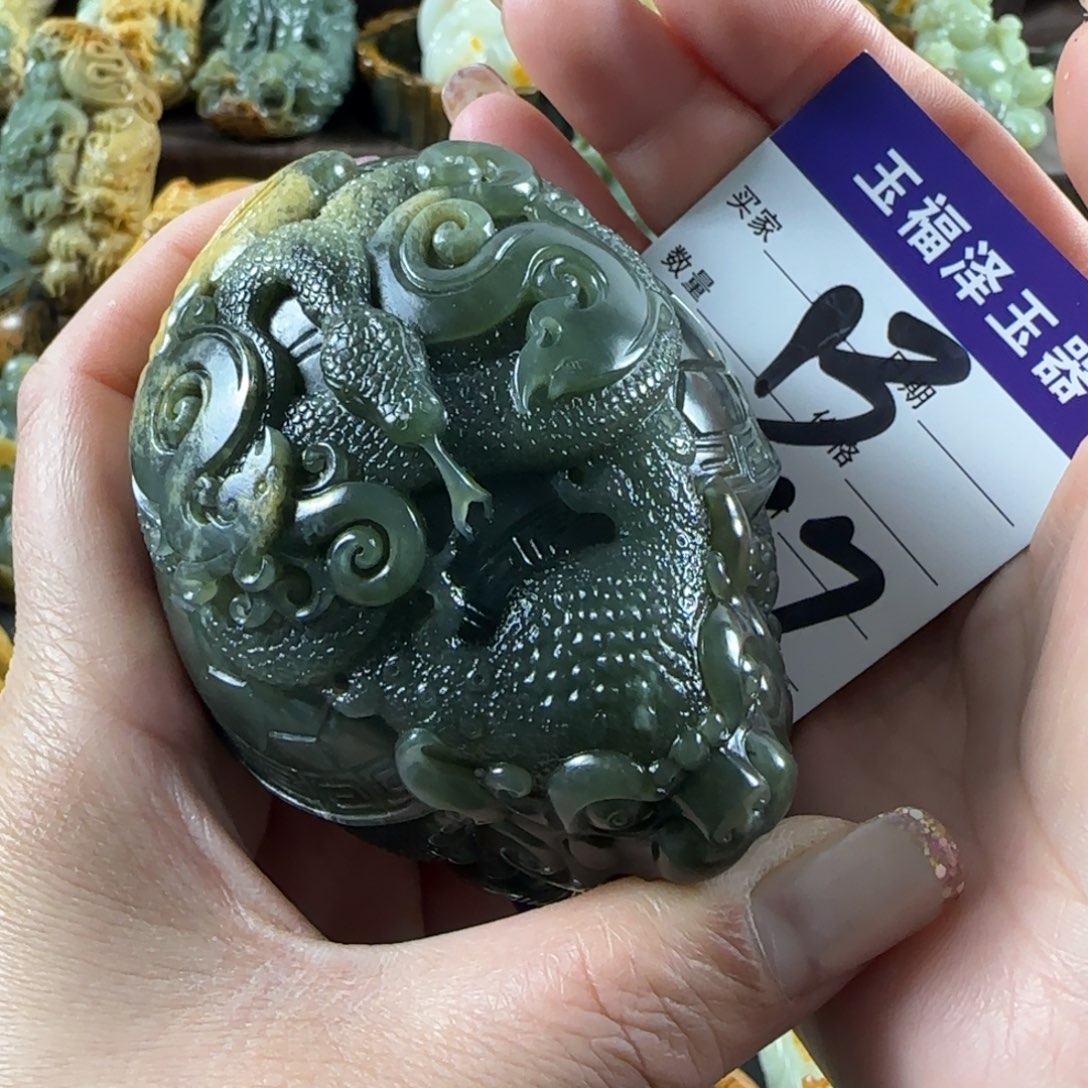 一***生岫岩河磨玉（透闪石质玉）未镶嵌把件