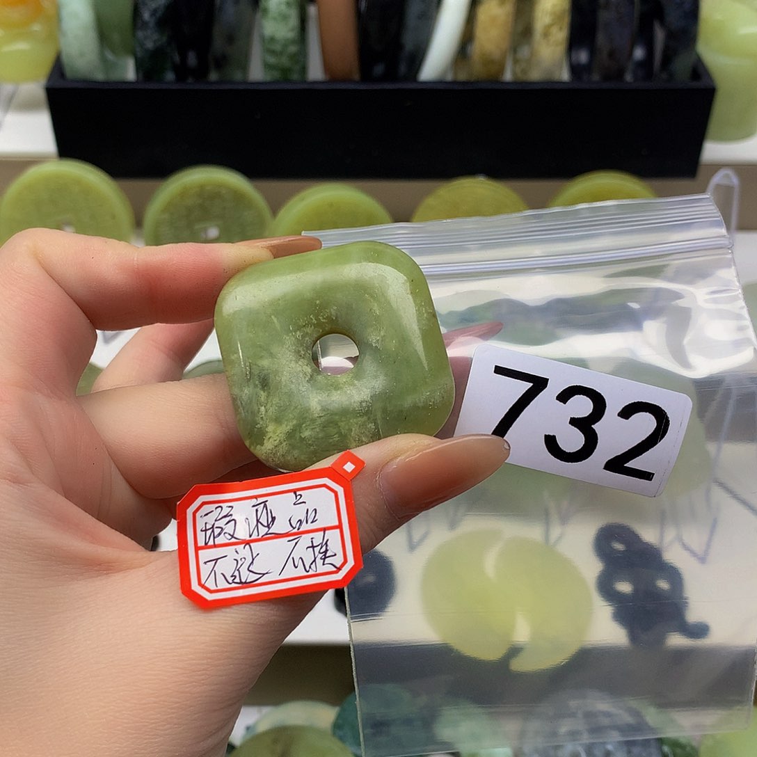 蛇纹石玉颈饰未镶嵌