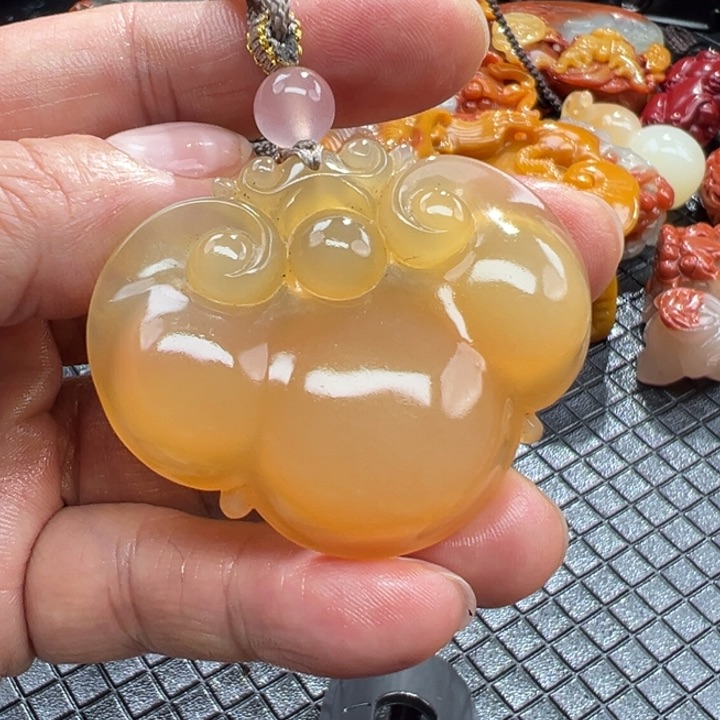 石英质玉（黄龙玉）颈饰未镶嵌