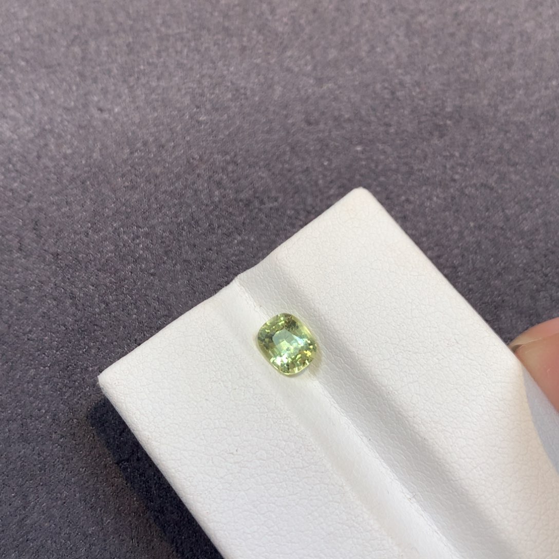 裸石未镶嵌金绿宝石0.91克拉