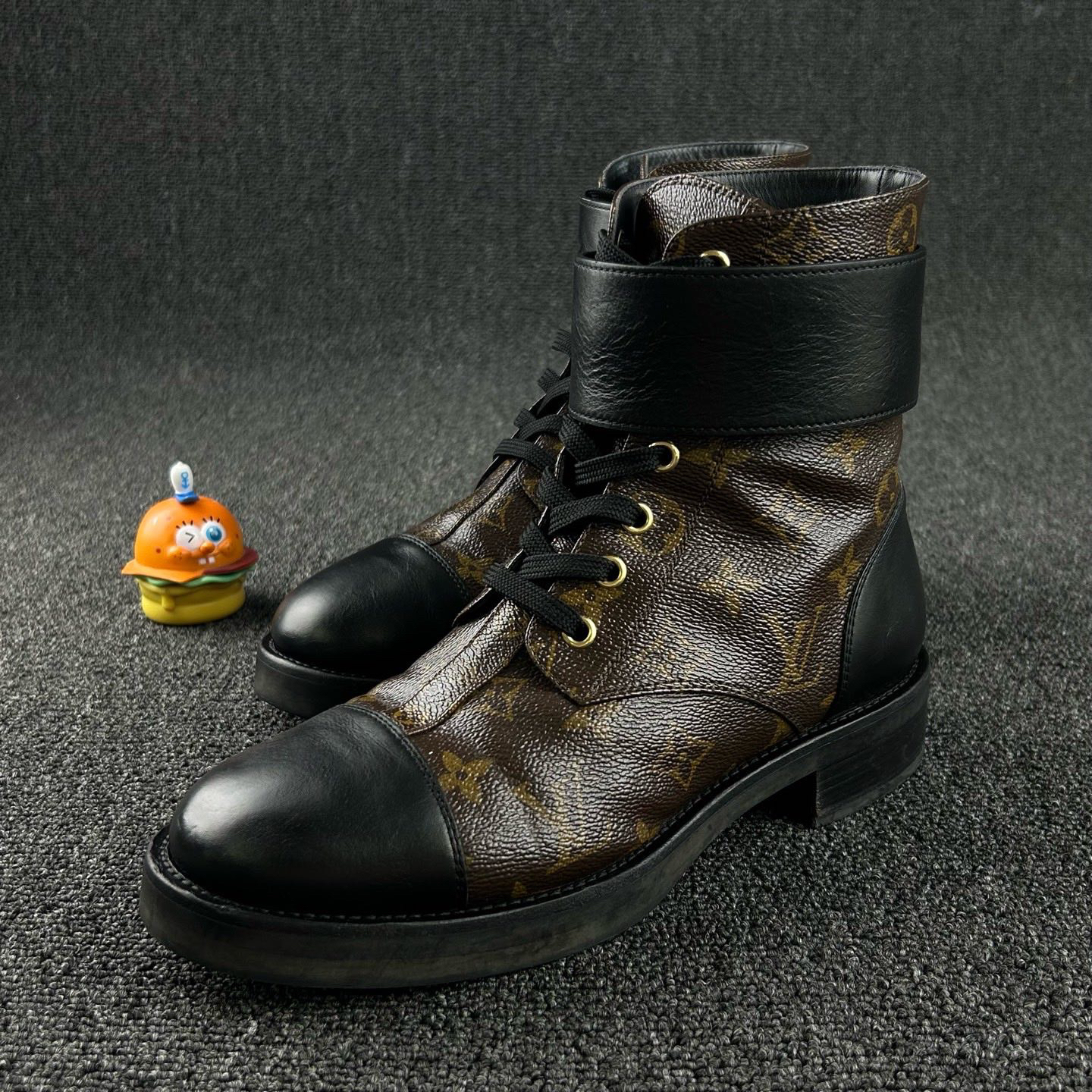 95新 LouisVuitton/路易威登 满印马丁靴 39码 老花满印 HB3812