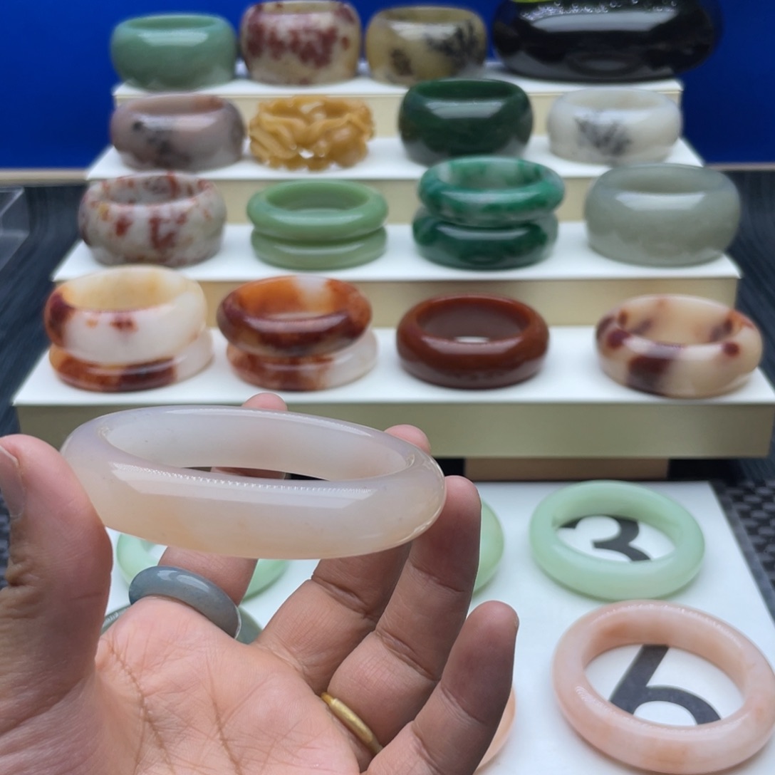 石英质玉手镯未镶嵌