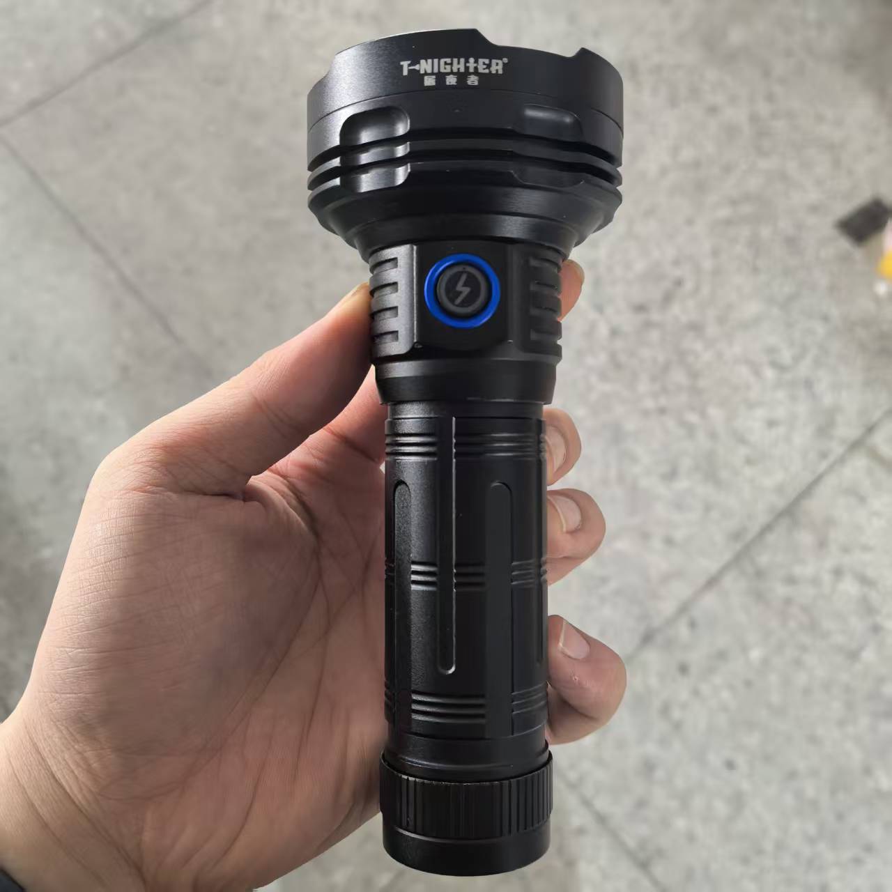 F99【老王家同款】698超亮九颗灯珠手电-送一组电池