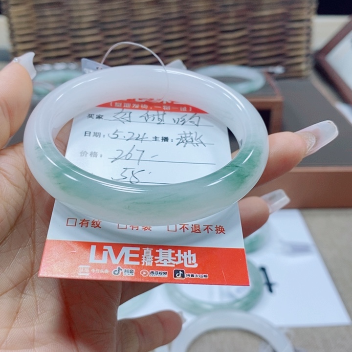 石英质玉手镯未镶嵌好*哟