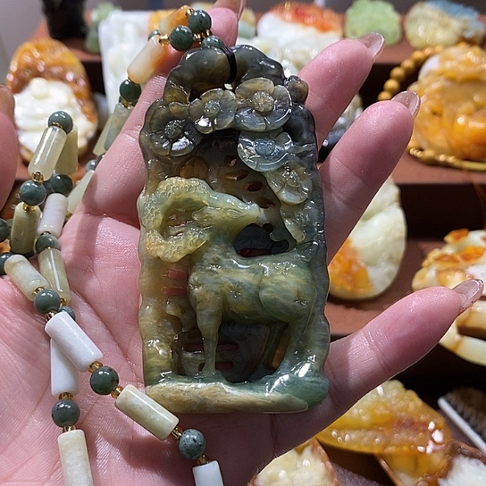 蛇纹石玉未镶嵌颈饰