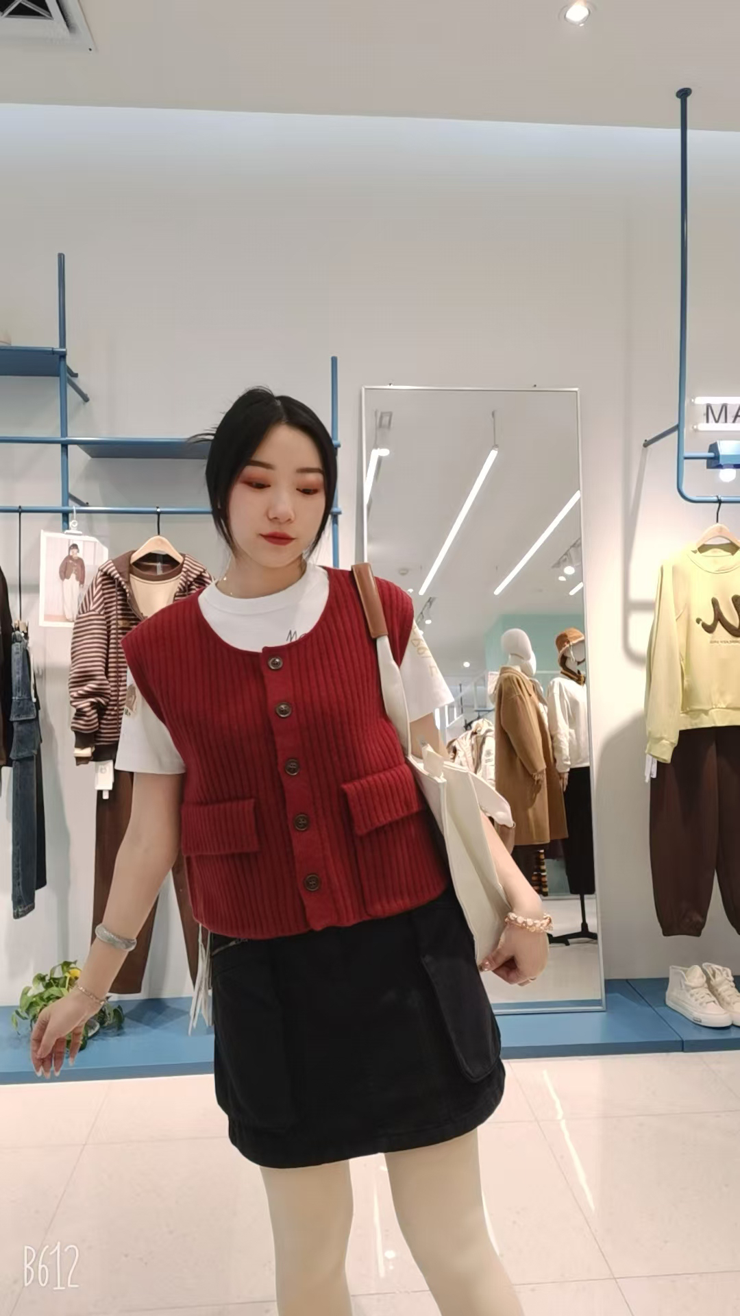 红色绵羊毛无袖针织衫