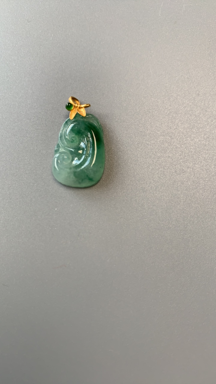 翡翠颈饰冰漂花如意18K金吊坠