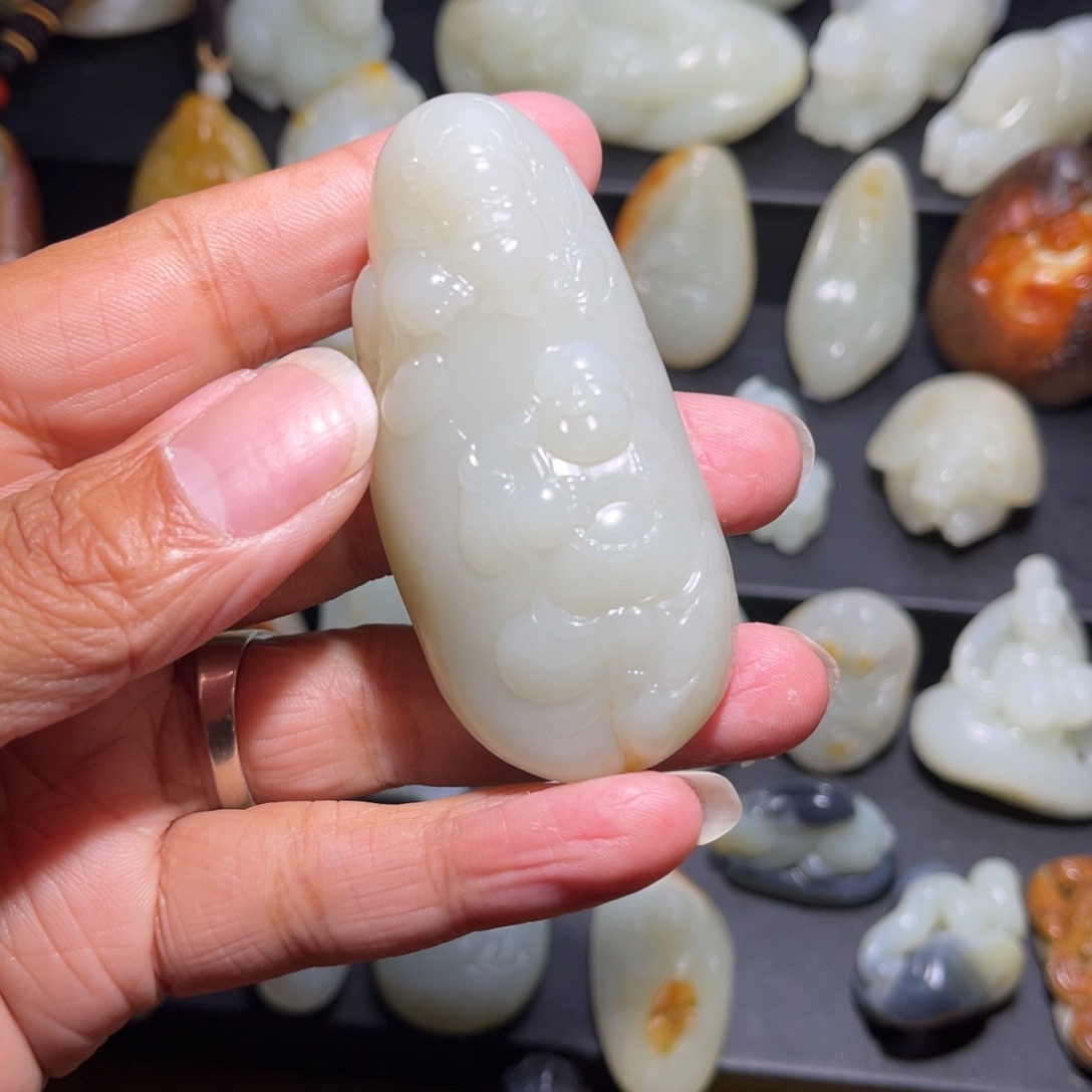 和田玉颈饰未镶嵌深****馆