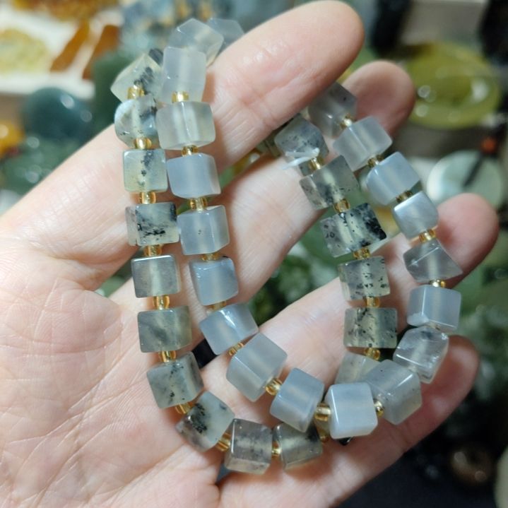 朱***言岫玉未镶嵌手串手串