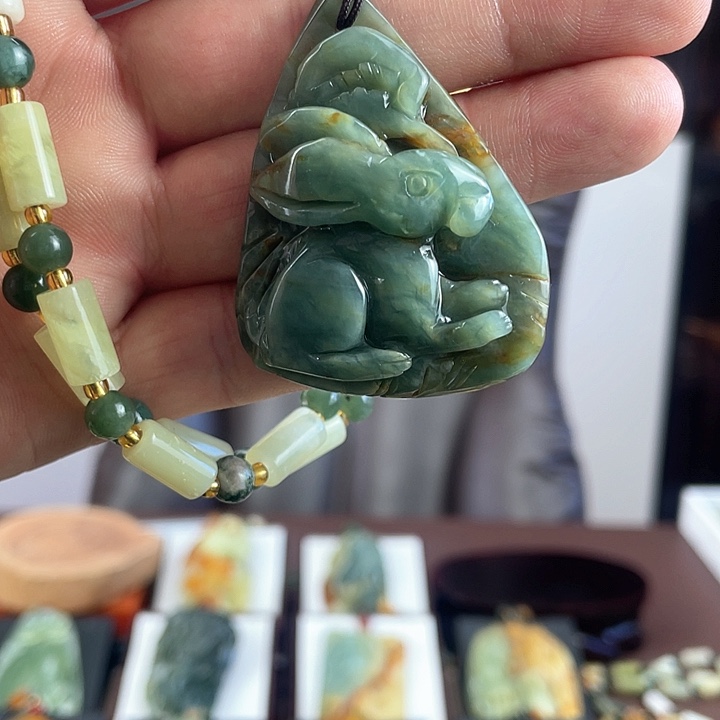 蛇纹石玉颈饰未镶嵌