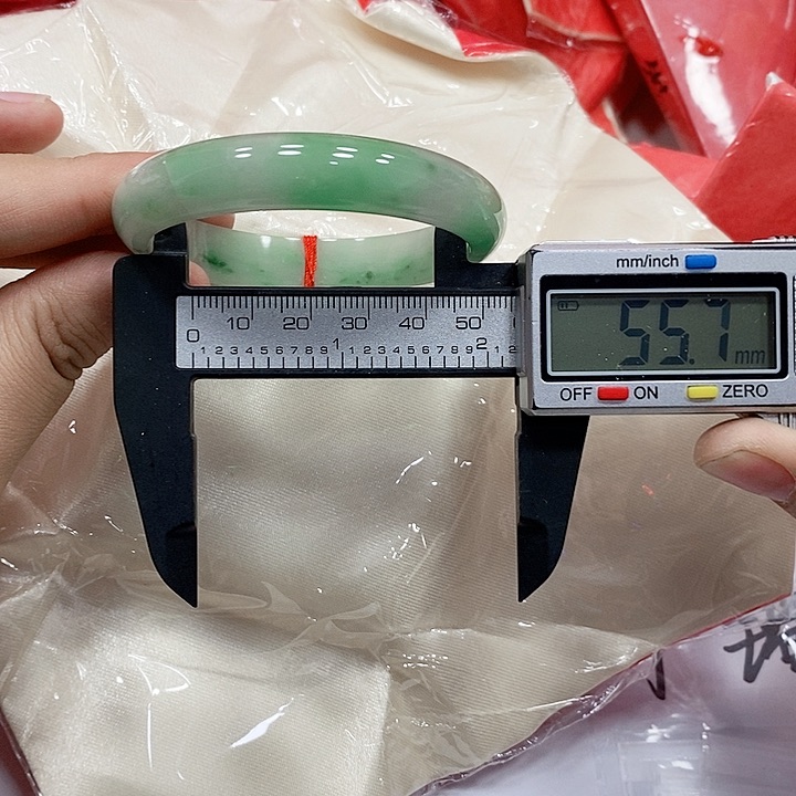 翡翠手镯未镶嵌210