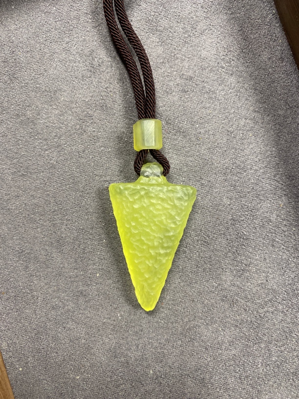 纯天然岫玉纯手工锤纹雕刻挂件