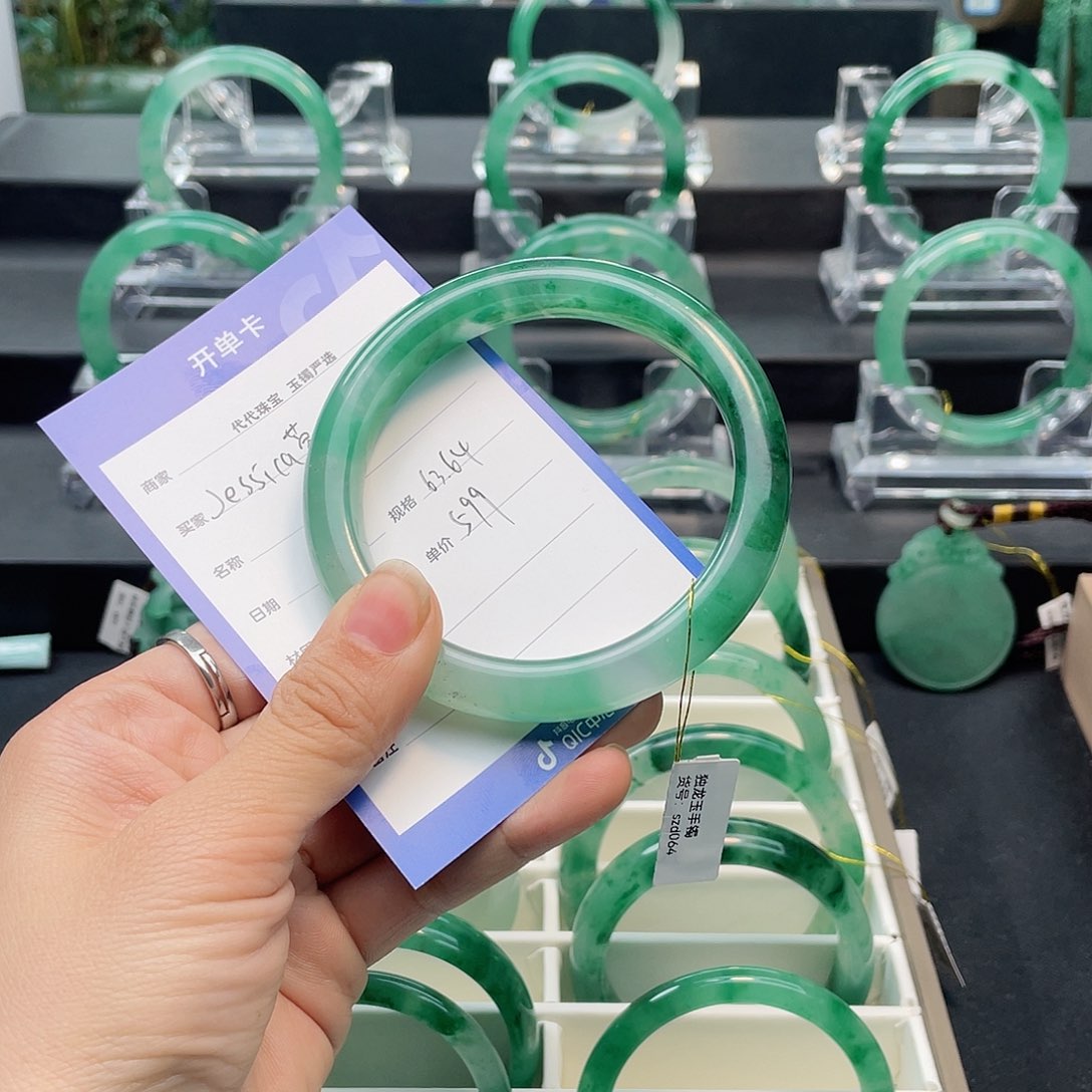 石英质玉手镯未镶嵌