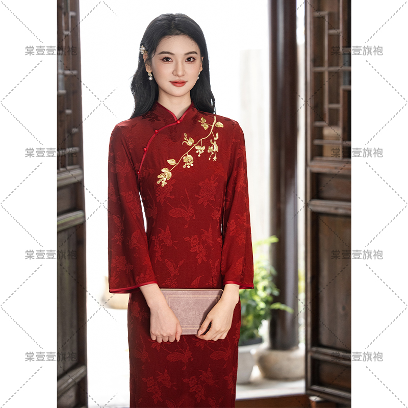红色旗袍新中式订婚礼服女秋季七分袖年轻款轻奢高级感刺绣连衣裙