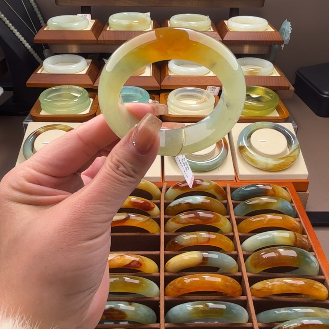 蛇纹石玉手镯未镶嵌