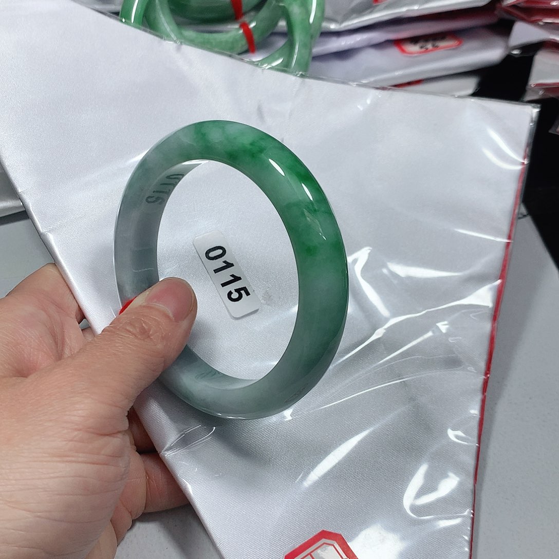 翡翠手镯未镶嵌天然缅甸A货翡翠手镯